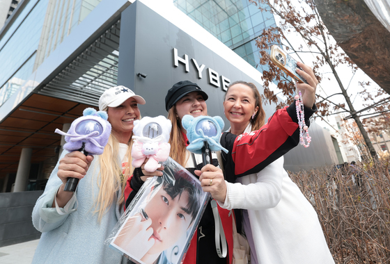 BTS 응원봉 들고 '찰칵'