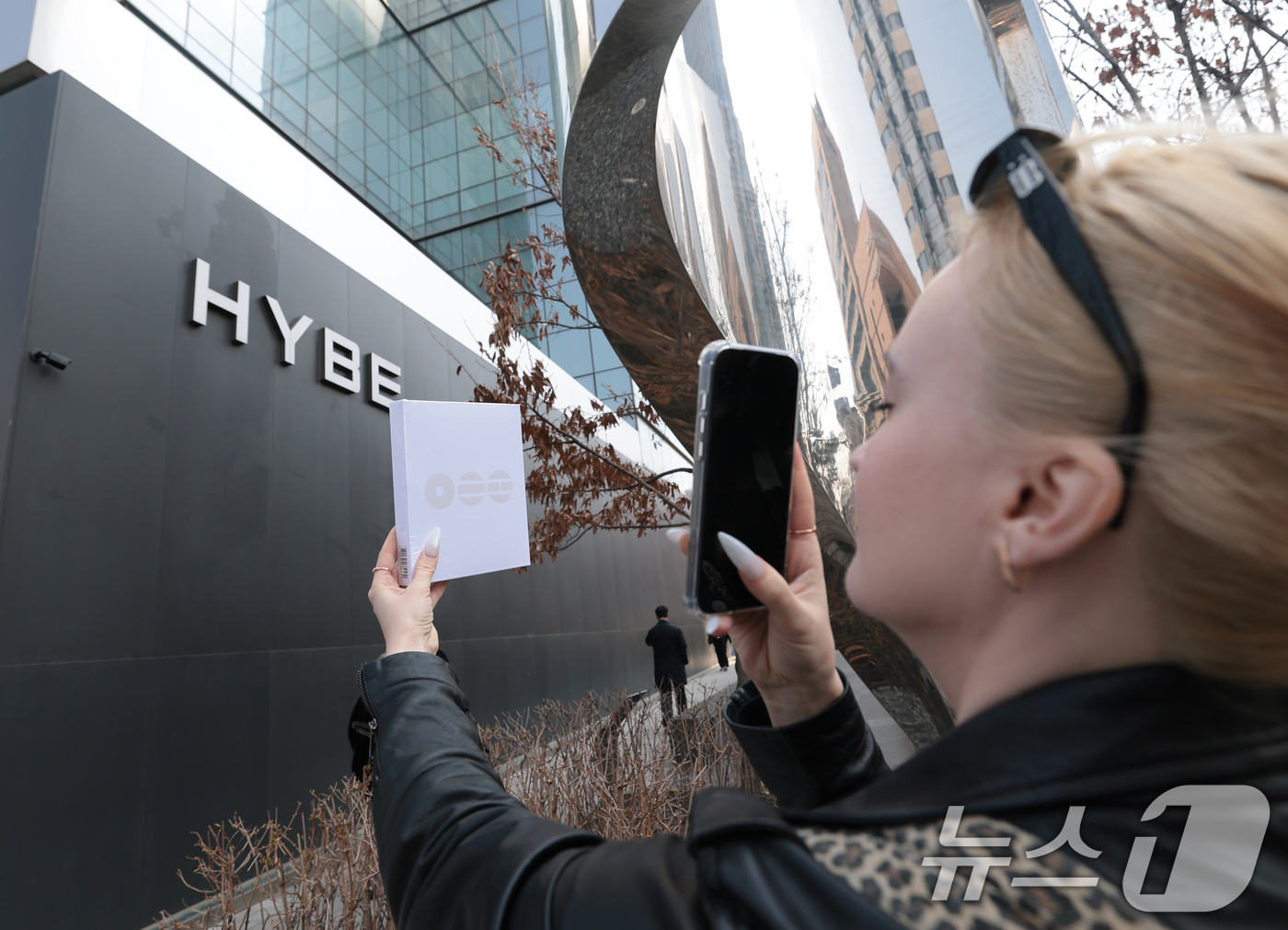 (서울=뉴스1) 권현진 기자 = 그룹 방탄소년단(BTS)의 광화문 공연을 앞둔 20일 서울 용산구 하이브 앞에서 한 러시아 팬이 기념 촬영을 하고 있다. 2026.3.20/뉴스1