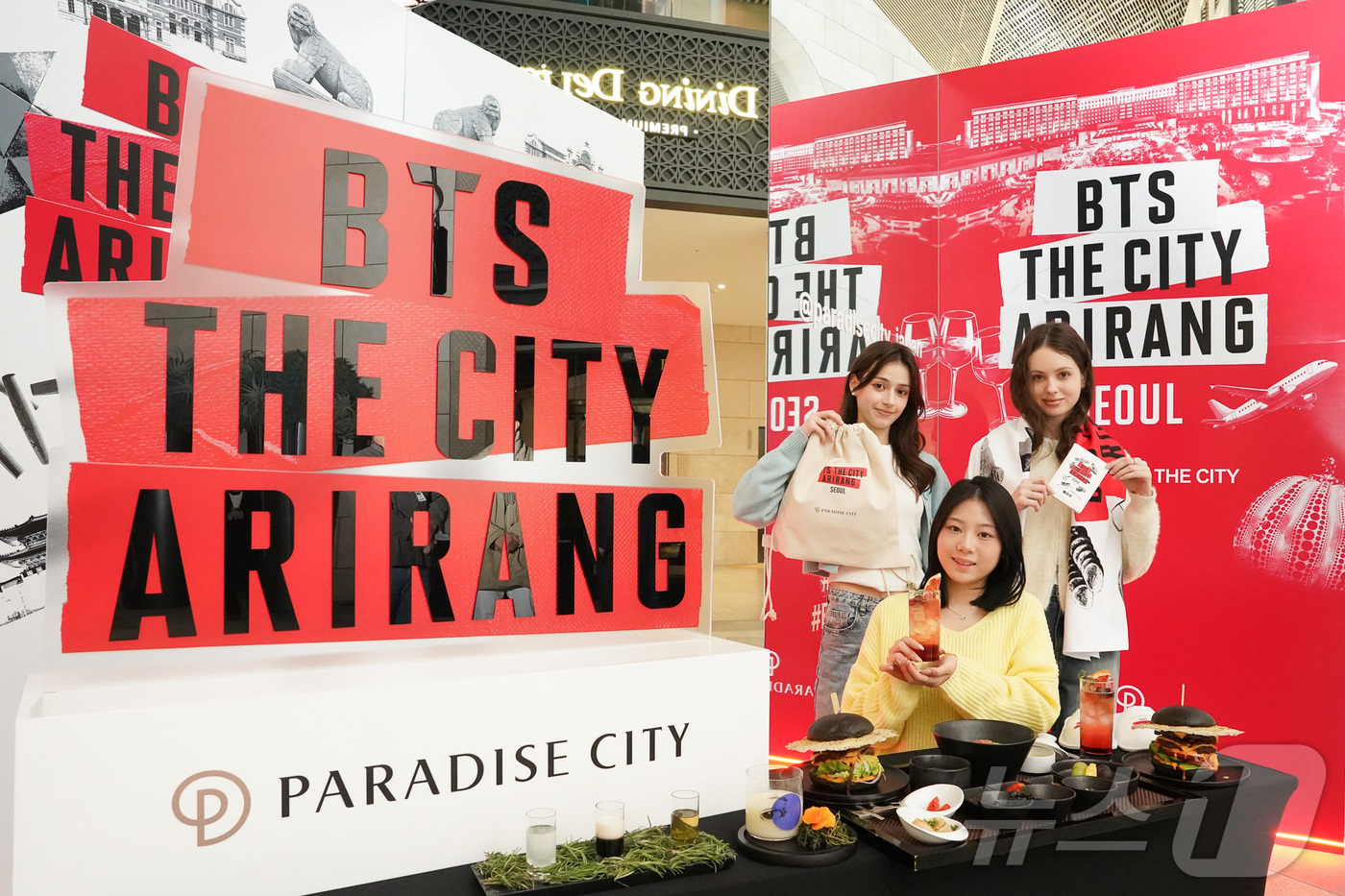 (서울=뉴스1) = 20일 인천 중구 파라다이스시티 플라자에 조성된 포토존에서 모델들이 방탄소년단(BTS)의 컴백을 기념하는 한정판 굿즈 5종과 방탄소년단(BTS) 테마의 '블랙버 …