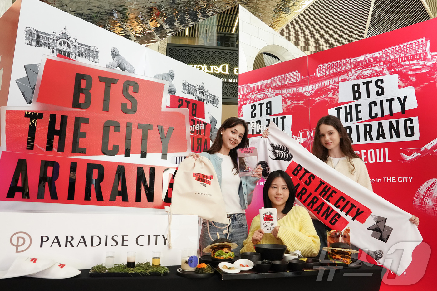 (서울=뉴스1) = 20일 인천 중구 파라다이스시티 플라자에 조성된 포토존에서 모델들이 방탄소년단(BTS)의 컴백을 기념하는 한정판 굿즈 5종과 방탄소년단(BTS) 테마의 '블랙버 …