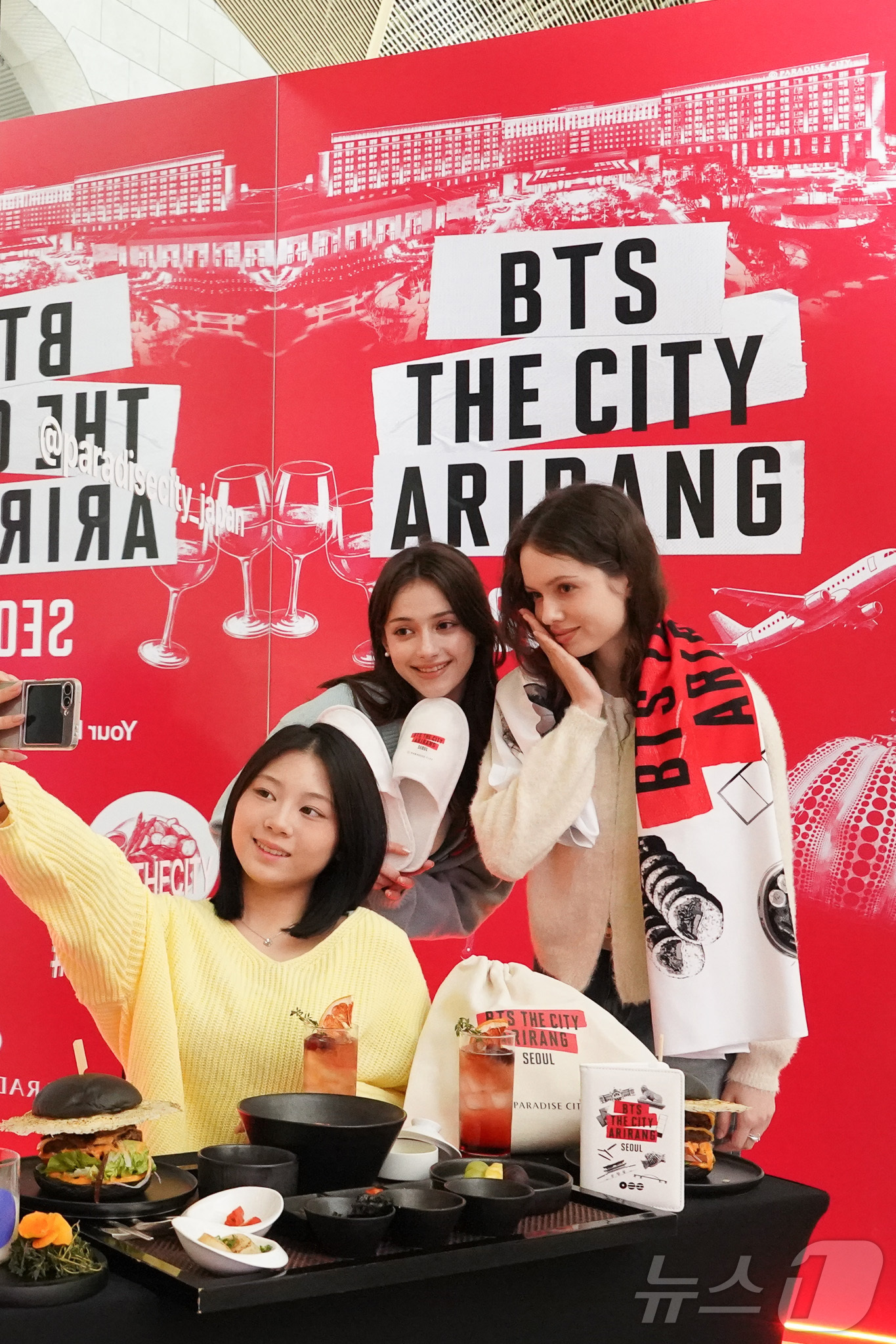 (서울=뉴스1) = 20일 인천 중구 파라다이스시티 플라자에 조성된 포토존에서 모델들이 방탄소년단(BTS)의 컴백을 기념하는 한정판 굿즈 5종과 방탄소년단(BTS) 테마의 '블랙버 …