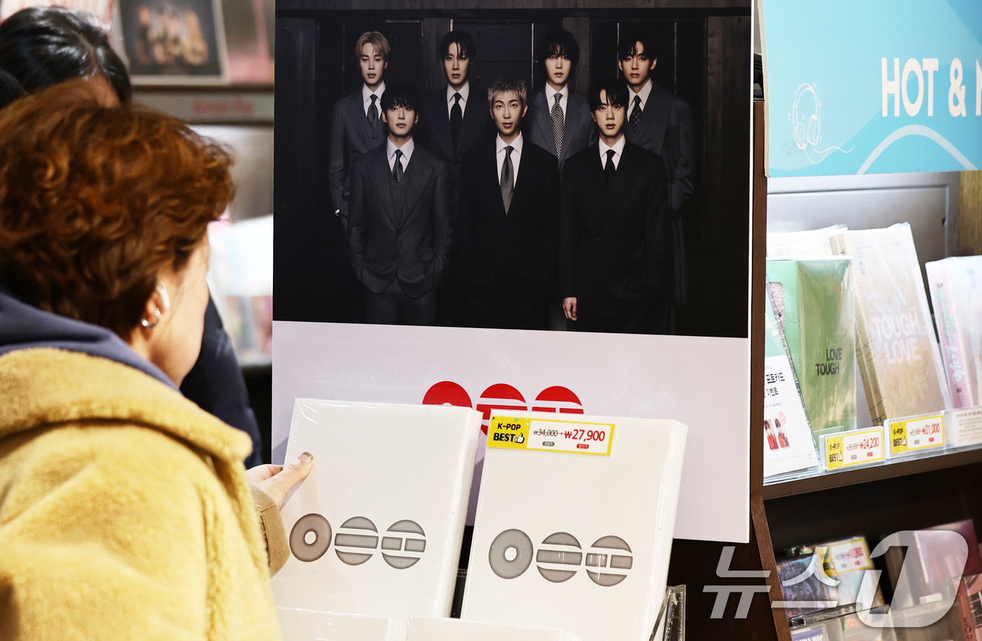 (서울=뉴스1) 최지환 기자 = 20일 서울 종로구 교보문고 광화문점에서 한 시민이 방탄소년단(BTS)의 5집 앨범 '아리랑'(ARIRANG)을 살펴보고 있다. 2026.3.20/ …