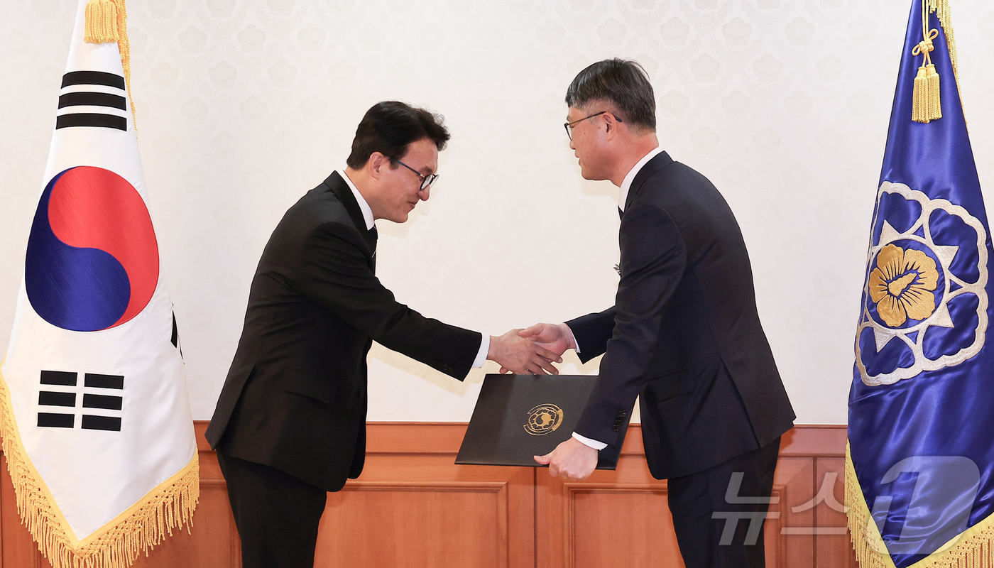 (서울=뉴스1) 김성진 기자 = 김민석 국무총리가 20일 서울 종로구 정부서울청사에서 열린 초대형 산불 피해지원 및 재건위원회 위원 위촉식에서 홍지백 민간위원장에게 위촉장을 수여한 …