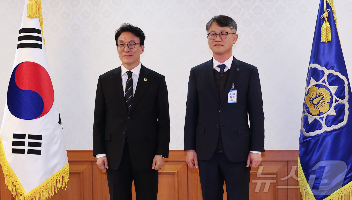 (서울=뉴스1) 김성진 기자 = 김민석 국무총리가 20일 서울 종로구 정부서울청사에서 열린 초대형 산불 피해지원 및 재건위원회 위원 위촉식에서 홍지백 민간위원장에게 위촉장을 수여한 …