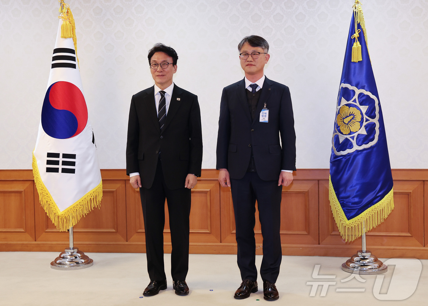 (서울=뉴스1) 김성진 기자 = 김민석 국무총리가 20일 서울 종로구 정부서울청사에서 열린 초대형 산불 피해지원 및 재건위원회 위원 위촉식에서 홍지백 민간위원장에게 위촉장을 수여한 …