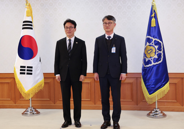 김민석 총리, 홍지백 민간위원장 위촉장 수여