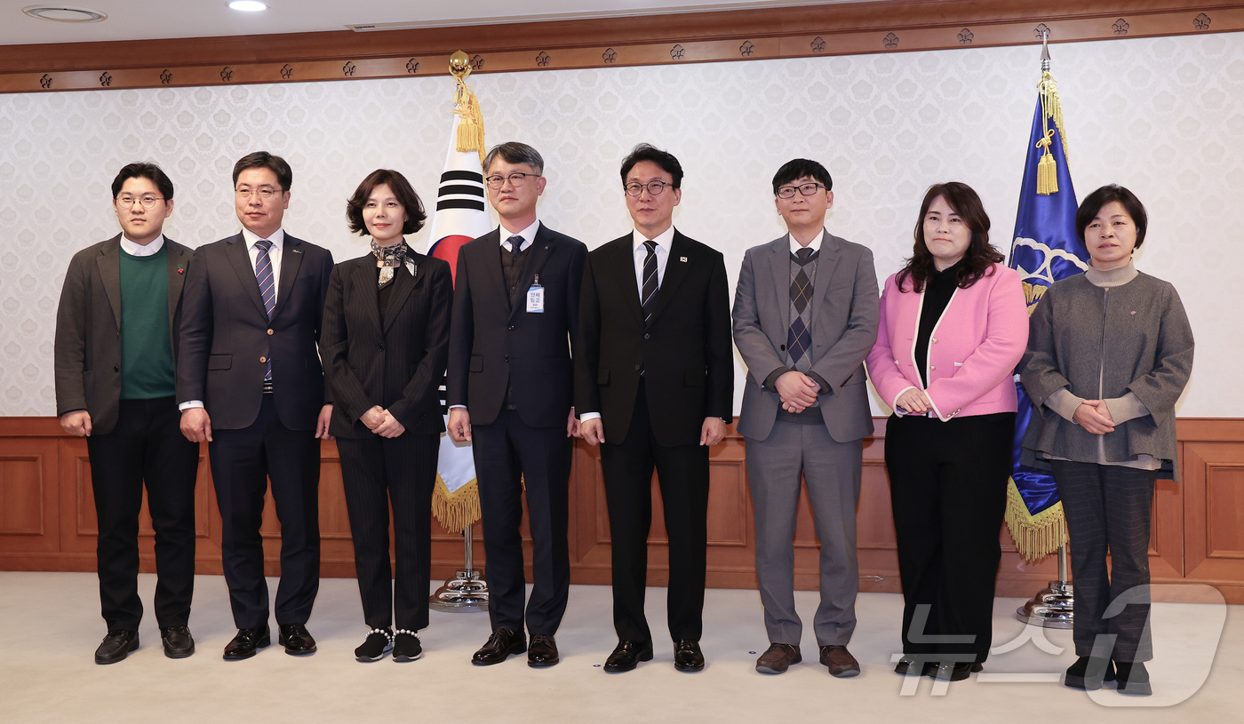 (서울=뉴스1) 김성진 기자 = 김민석 국무총리가 20일 서울 종로구 정부서울청사에서 열린 초대형 산불 피해지원 및 재건위원회 위원 위촉식에서 홍지백 민간위원장을 비롯한 위원들에게 …