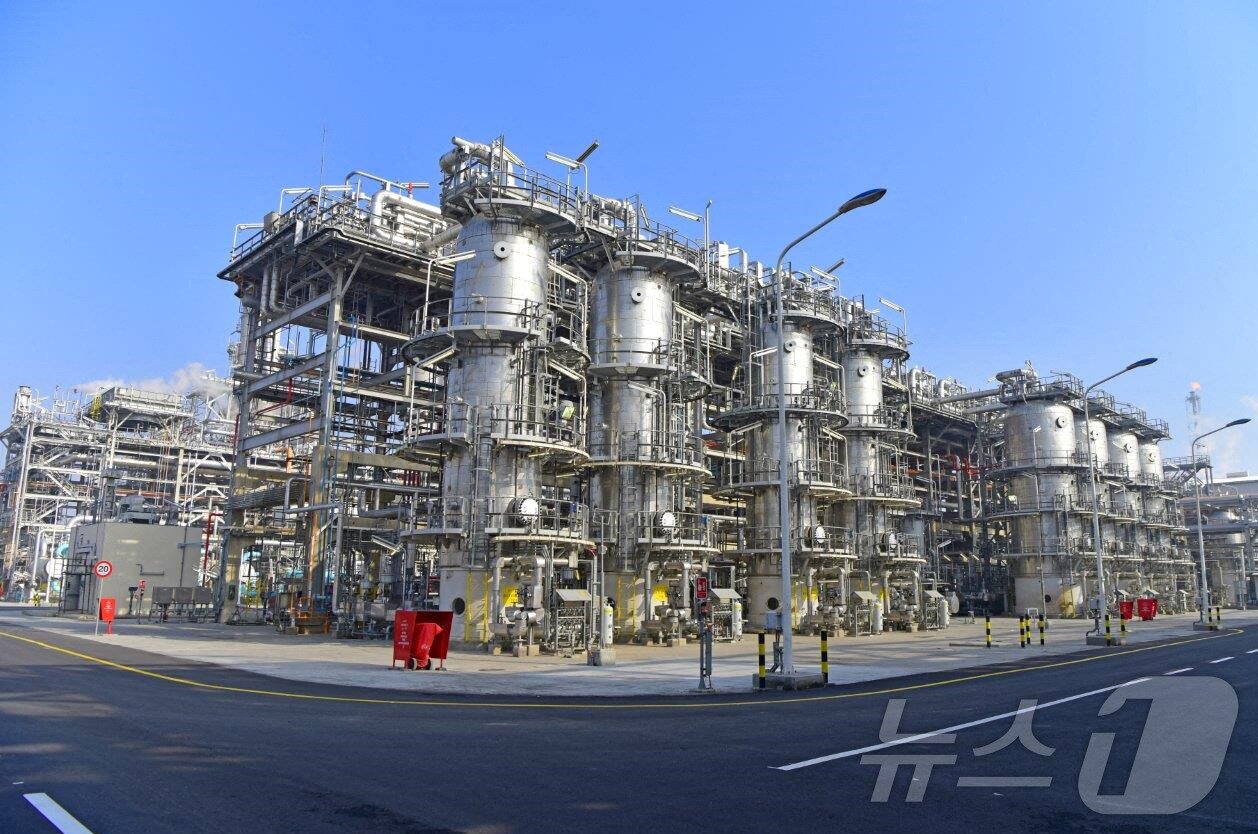 본문 이미지 - 미나 알-아마디 정유시설 (쿠웨이트 국영통신 KUNA 제공) ⓒ AFP=뉴스1