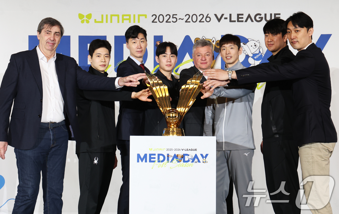(서울=뉴스1) 오대일 기자 = 20일 오후 서울 강남구 호텔리베라청담에서 열린 프로배구 진에어 2025-2026 V리그 포스트시즌 미디어데이에서 남자부 참가팀 감독과 선수들이 우 …