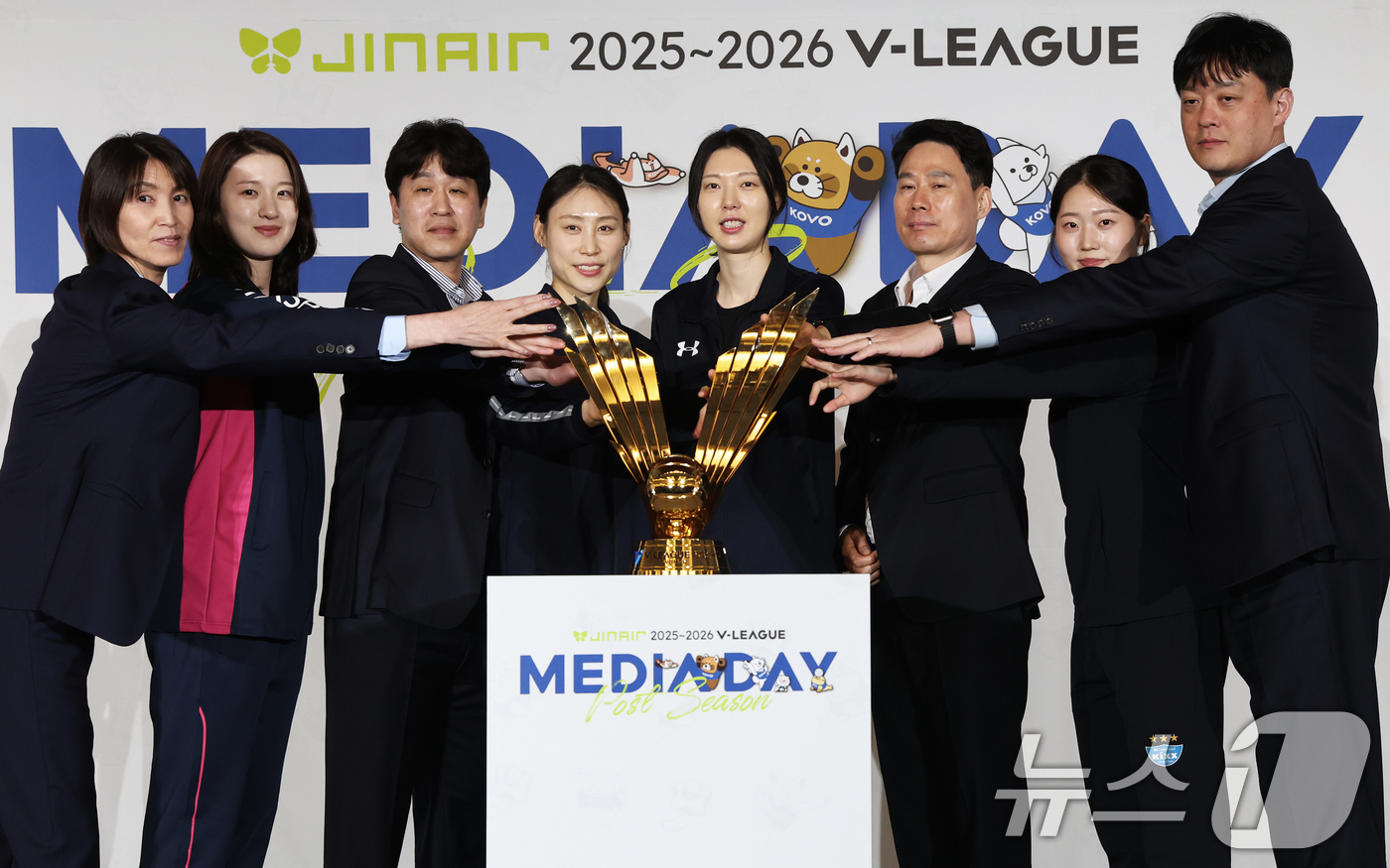 (서울=뉴스1) 오대일 기자 = 20일 오후 서울 강남구 호텔리베라청담에서 열린 프로배구 진에어 2025-2026 V리그 포스트시즌 미디어데이에서 여자부 참가팀 감독과 선수들이 우 …
