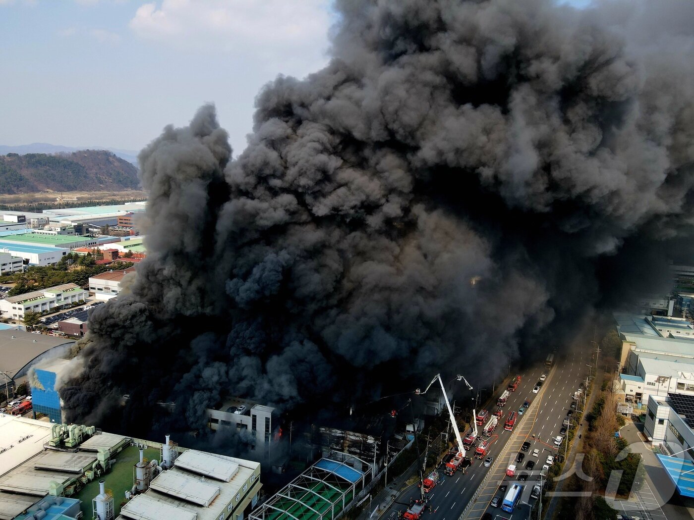 본문 이미지 - 20일 오후 1시17분께 대전 대덕구 문평동의 한 공장에서 불이 나 연기가 피어오르고 있다. 소방 당국은 신고 14분 만에 대응 2단계를 발령해 진화 작업을 벌이고 있다. 2026.3.20 ⓒ 뉴스1 김기태 기자