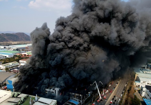 14명 사망 참사…불법증축 공장 내부, 기름때 불 번지는데 탈출구 없었다