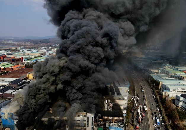 [뉴스1 PICK]대전 공장 폭발 화재 '한 치 앞 안보이는 검은 연기'