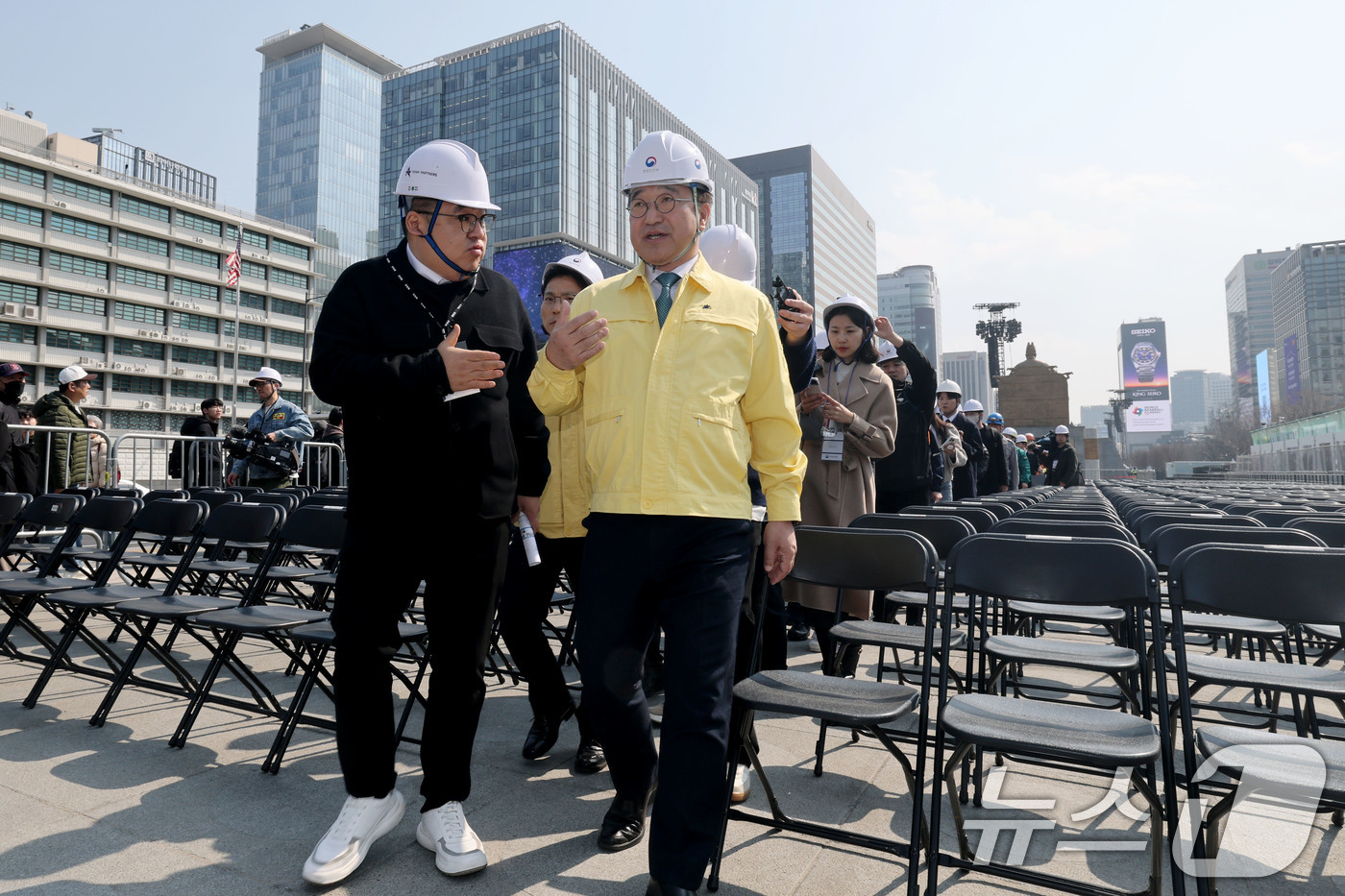 (서울=뉴스1) 이광호 기자 = 윤호중 행정안전부 장관이 그룹 방탄소년단(BTS) 컴백 행사를 하루 앞둔 20일 오후 서울 광화문광장을 찾아 안전관리 상황 등을 점검하고 있다. …