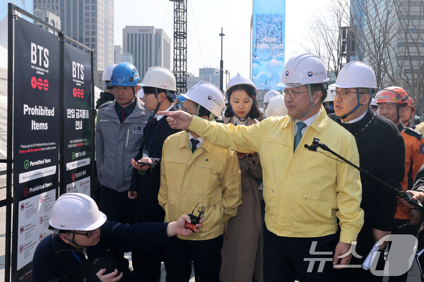 (서울=뉴스1) 이광호 기자 = 윤호중 행정안전부 장관이 그룹 방탄소년단(BTS) 컴백 행사를 하루 앞둔 20일 오후 서울 광화문광장을 찾아 안전관리 상황 등을 점검하고 있다. …