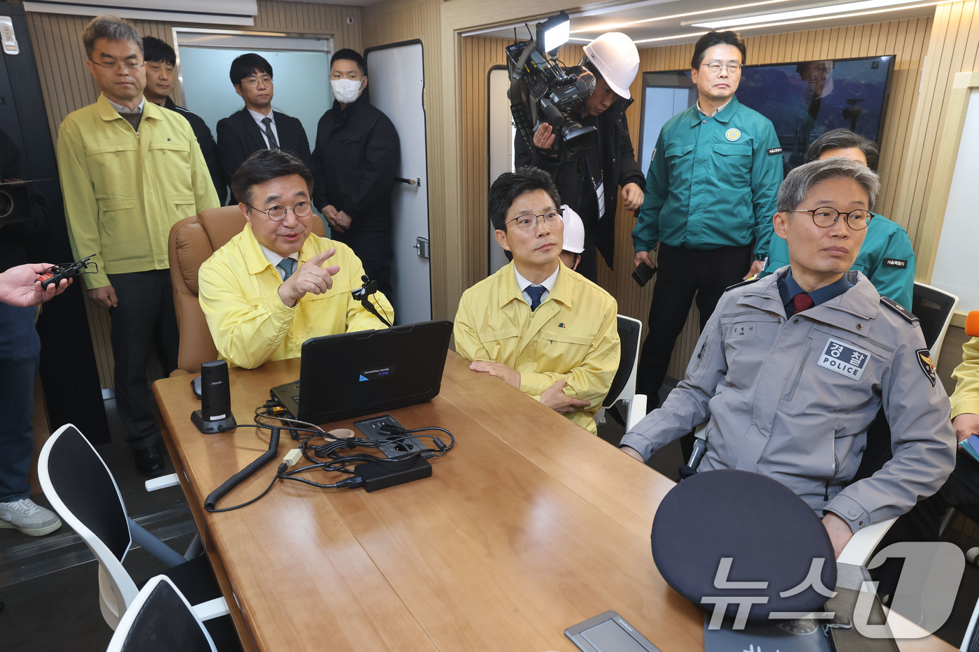 (서울=뉴스1) 이광호 기자 = 윤호중 행정안전부 장관이 그룹 방탄소년단(BTS) 컴백 행사를 하루 앞둔 20일 오후 서울 광화문광장에 설치된 경찰 현장지휘차량을 찾아 안전관리 상 …