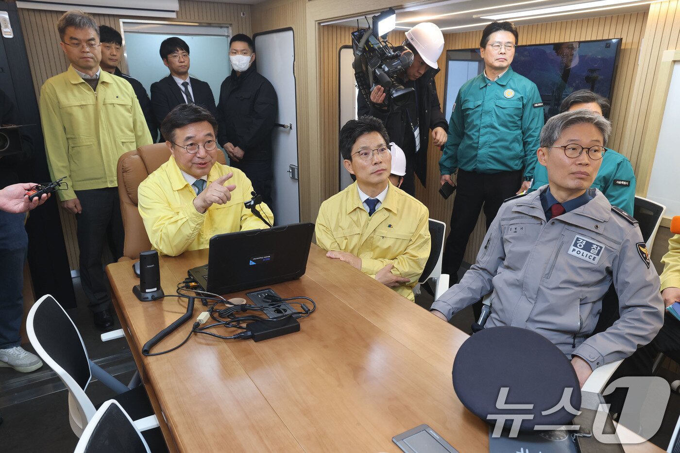 본문 이미지 - 윤호중 행정안전부 장관이 그룹 방탄소년단(BTS) 컴백 행사를 하루 앞둔 20일 오후 서울 광화문광장에 설치된 경찰 현장지휘차량을 찾아 안전관리 상황 등을 점검하고 있다. 2026.3.20 ⓒ 뉴스1 이광호 기자