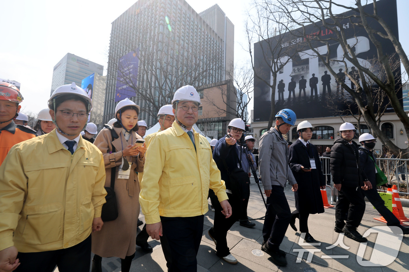 (서울=뉴스1) 이광호 기자 = 윤호중 행정안전부 장관이 그룹 방탄소년단(BTS) 컴백 행사를 하루 앞둔 20일 오후 서울 광화문광장을 찾아 안전관리 상황 등을 점검하고 있다. …