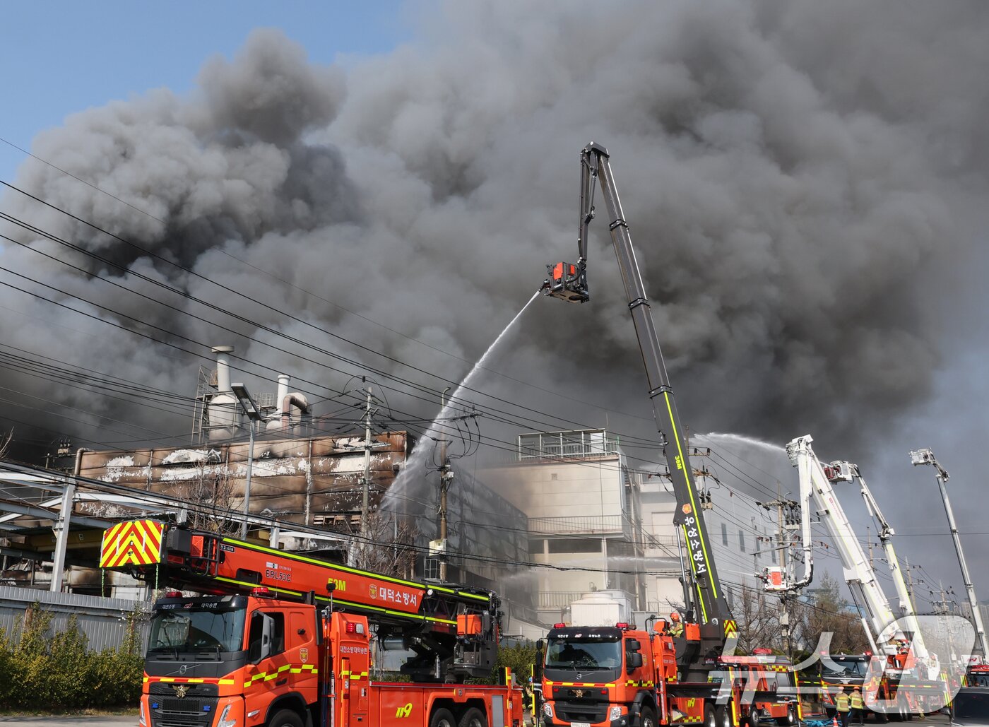 본문 이미지 - 20일 오후 1시17분께 대전 대덕구 문평동의 한 공장에서 불이 나 연기가 피어오르고 있다. 2026.3.20 ⓒ 뉴스1 김기태 기자