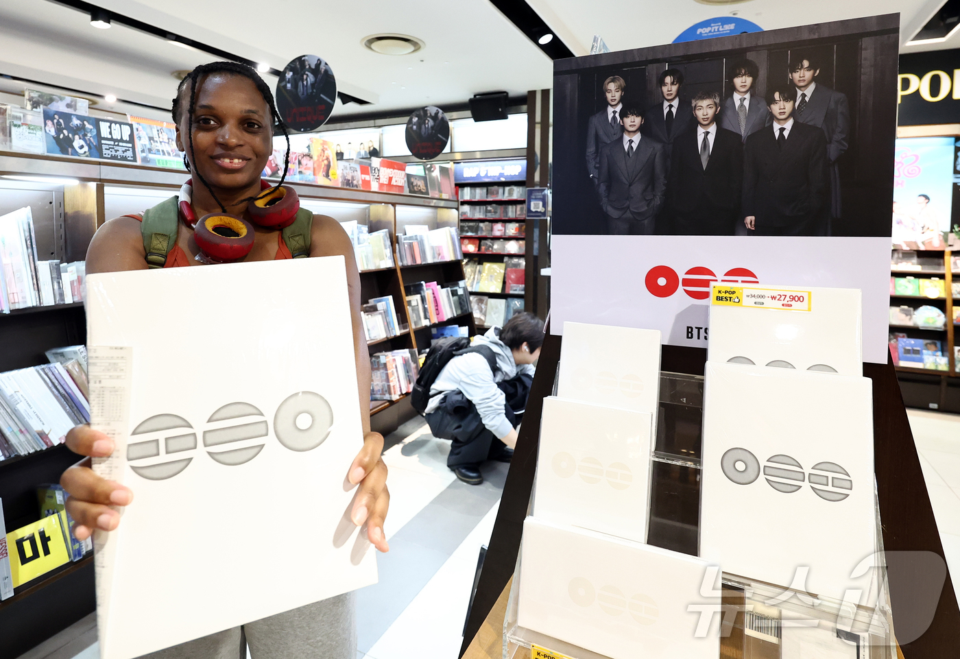 (서울=뉴스1) 최지환 기자 = 20일 서울 종로구 교보문고 광화문점에서 한 외국인 팬이 방탄소년단(BTS)의 5집 앨범 '아리랑'(ARIRANG) 앨범을 들며 미소를 짓고 있다. …