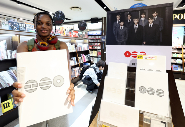 '아리랑' 앨범 들고 미소 짓는 ARMY