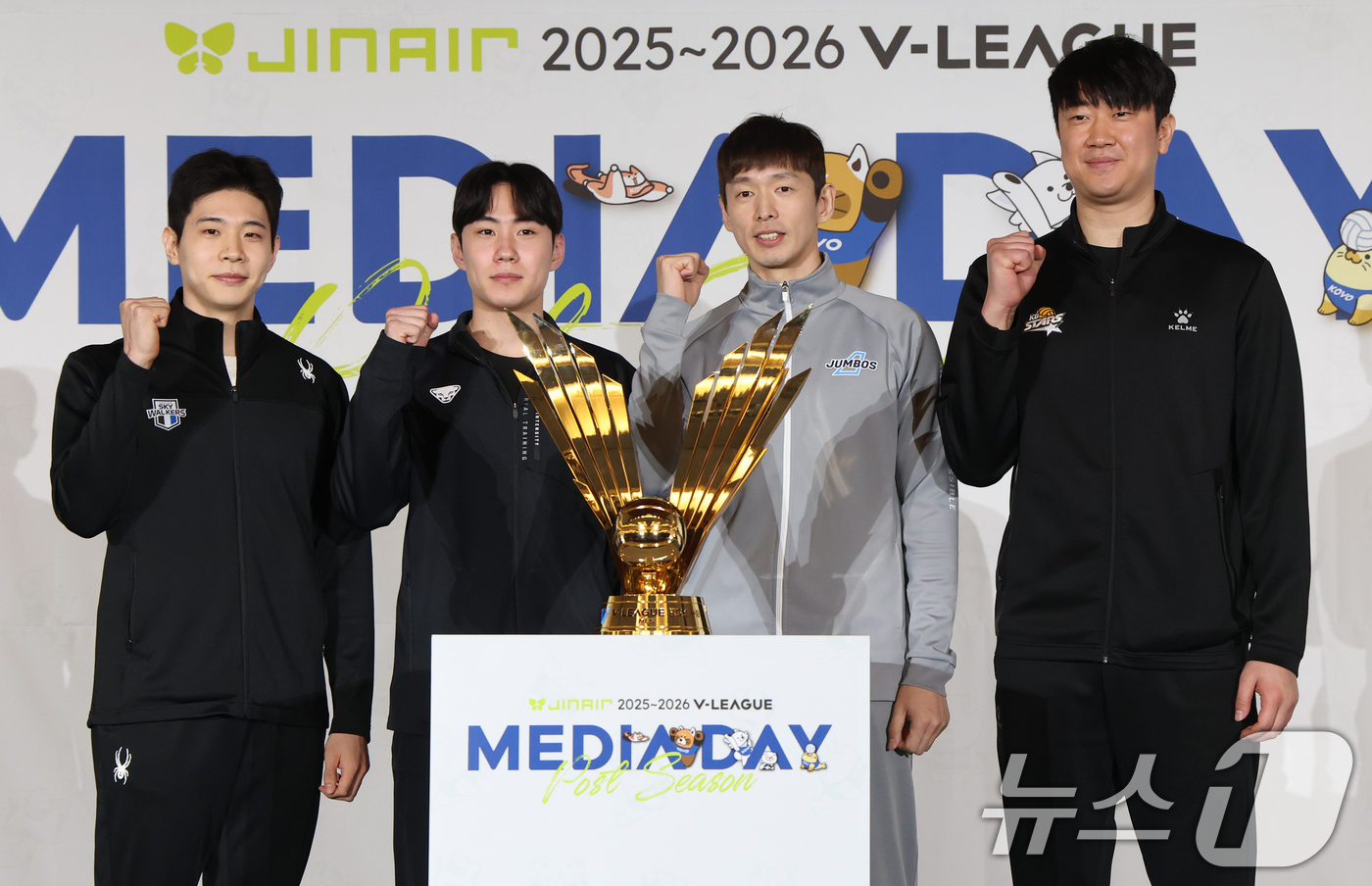 (서울=뉴스1) 오대일 기자 = 20일 오후 서울 강남구 호텔리베라청담에서 열린 프로배구 진에어 2025-2026 V리그 포스트시즌 미디어데이에서 남자부 참가팀 선수들이 파이팅 포 …