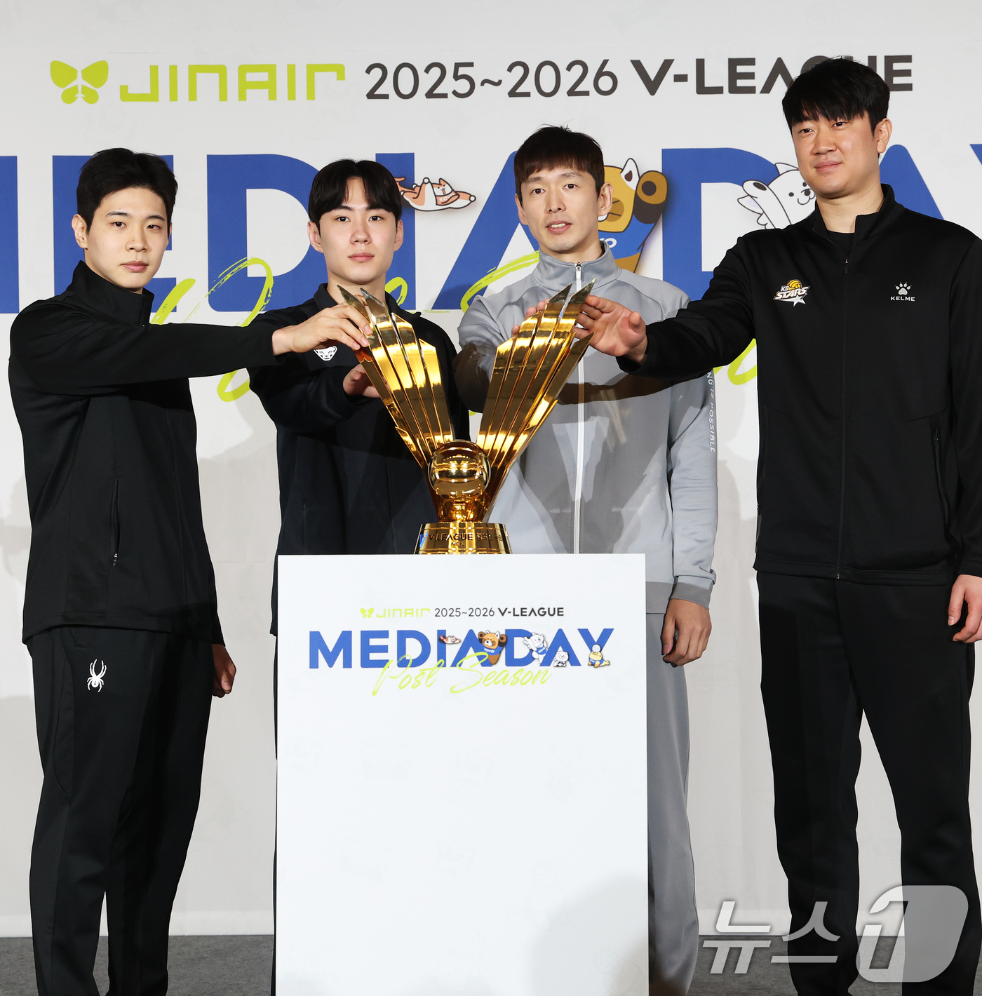 (서울=뉴스1) 오대일 기자 = 20일 오후 서울 강남구 호텔리베라청담에서 열린 프로배구 진에어 2025-2026 V리그 포스트시즌 미디어데이에서 남자부 참가팀 선수들이 우승 트로 …