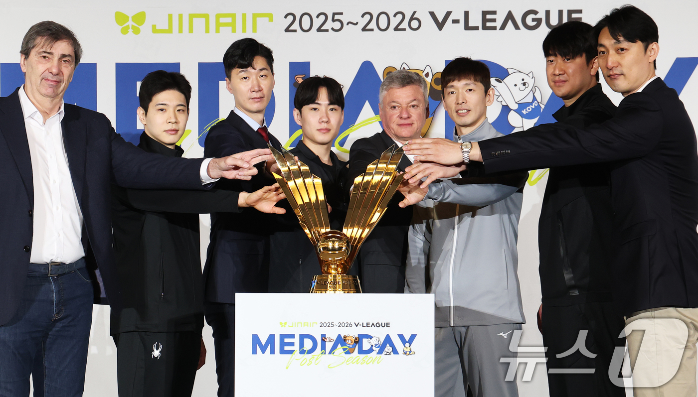 (서울=뉴스1) 오대일 기자 = 20일 오후 서울 강남구 호텔리베라청담에서 열린 프로배구 진에어 2025-2026 V리그 포스트시즌 미디어데이에서 남자부 참가팀 감독과 선수들이 우 …