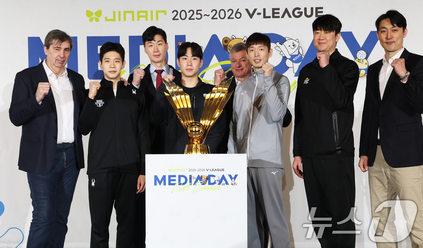 (서울=뉴스1) 오대일 기자 = 20일 오후 서울 강남구 호텔리베라청담에서 열린 프로배구 진에어 2025-2026 V리그 포스트시즌 미디어데이에서 남자부 참가팀 감독과 선수들이 포 …