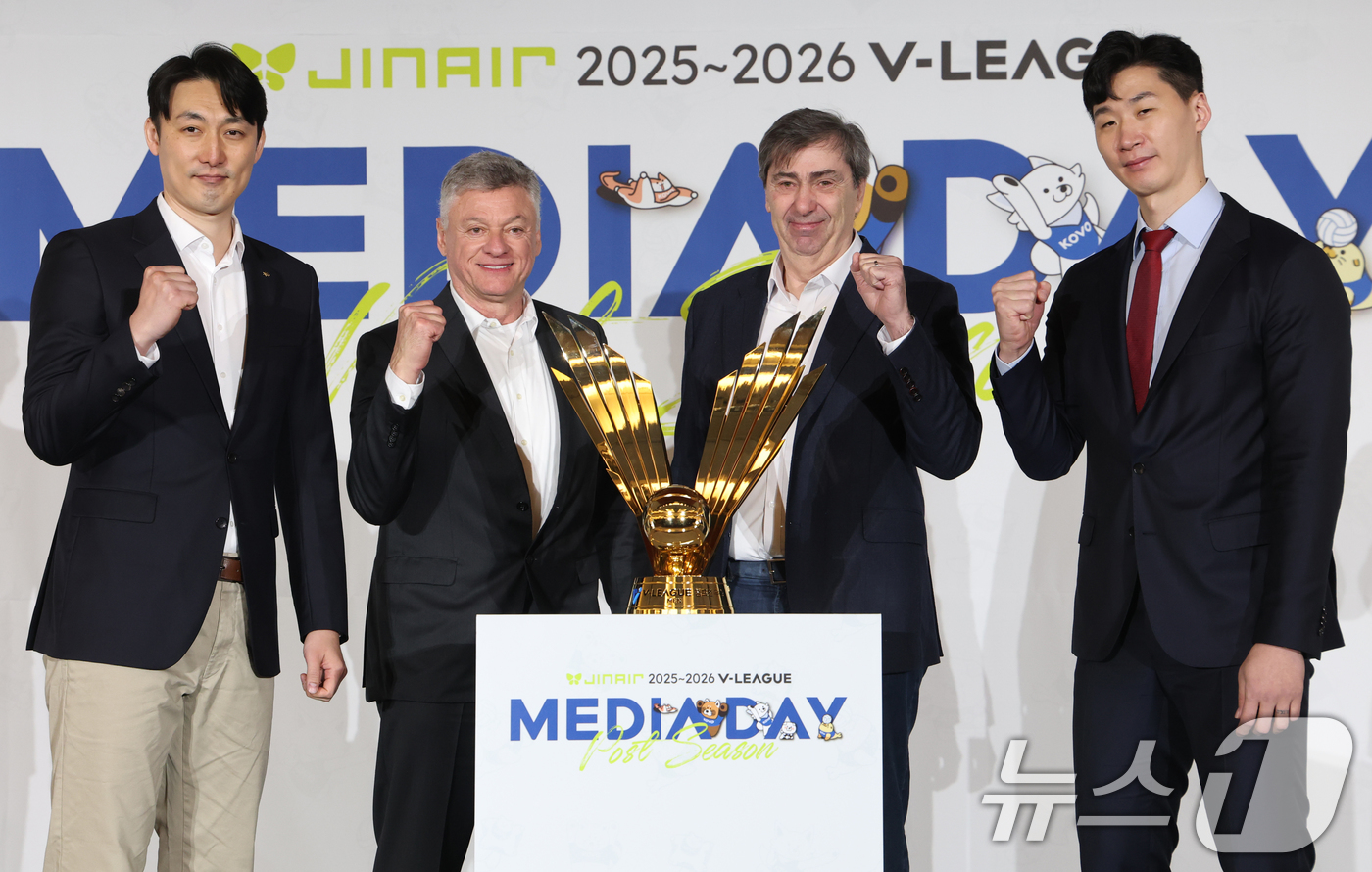 (서울=뉴스1) 오대일 기자 = 20일 오후 서울 강남구 호텔리베라청담에서 열린 프로배구 진에어 2025-2026 V리그 포스트시즌 미디어데이에서 남자부 참가팀 감독들이 포즈를 취 …