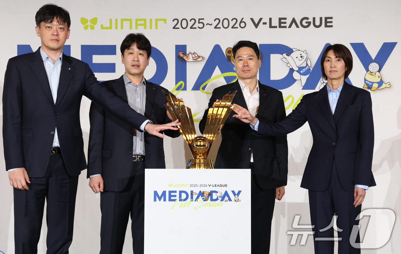 (서울=뉴스1) 오대일 기자 = 20일 오후 서울 강남구 호텔리베라청담에서 열린 프로배구 진에어 2025-2026 V리그 포스트시즌 미디어데이에서 여자부 참가팀 감독들이 포즈를 취 …