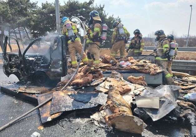 인천공항고속도로 달리던 1톤 트럭에 불…"인명 피해 없어"