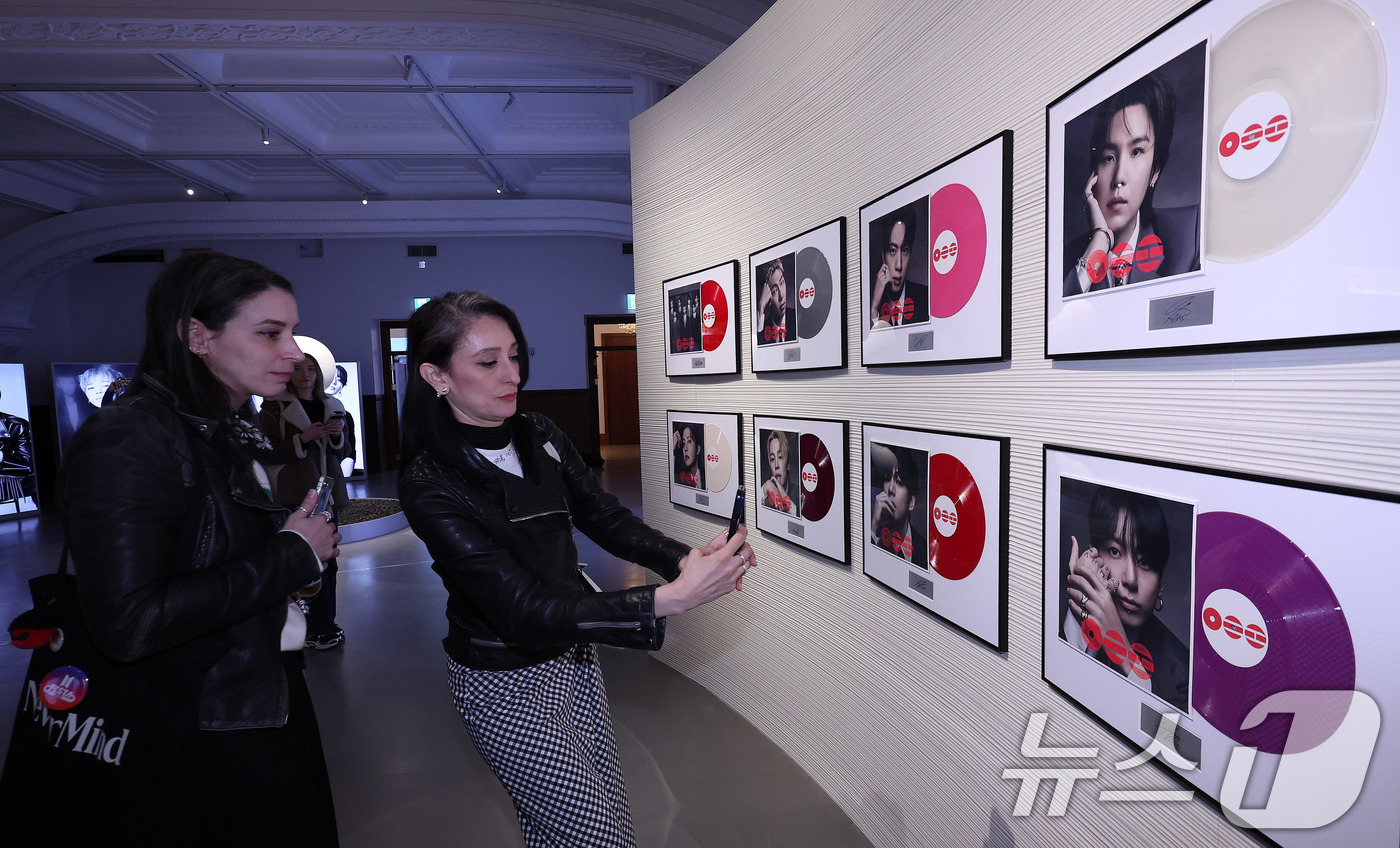 (서울=뉴스1) 박지혜 기자 = 20일 서울 중구 신세계백화점 본점 헤리티지 뮤지엄에 마련된 ‘BTS POP-UP : ARIRANG’에서 외국인 관광객들이 전시를 둘러보고 있다.신 …