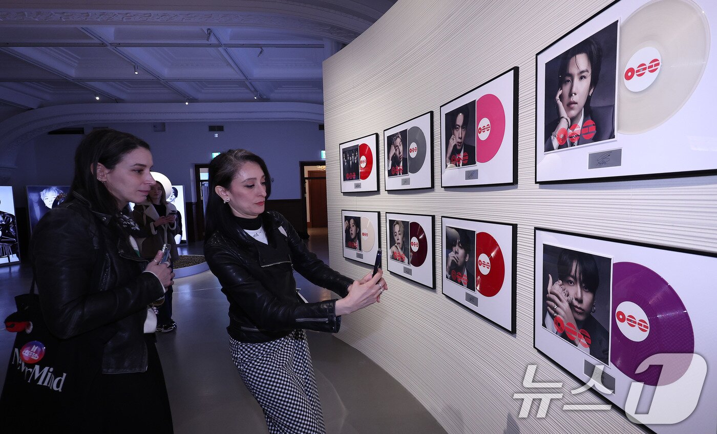 본문 이미지 - 20일 서울 중구 신세계백화점 본점 헤리티지 뮤지엄에 마련된 ‘BTS POP-UP : ARIRANG’에서 외국인 관광객들이 전시를 둘러보고 있다.  2026.3.20 ⓒ 뉴스1 박지혜 기자