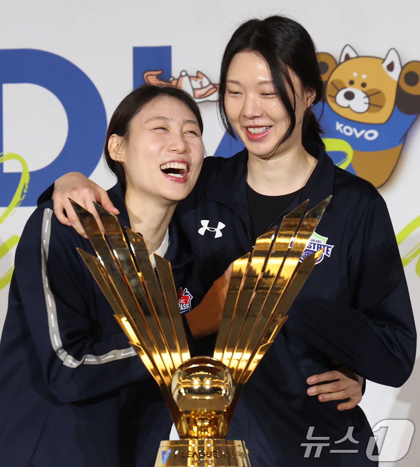 (서울=뉴스1) 오대일 기자 = 20일 오후 서울 강남구 호텔리베라청담에서 열린 프로배구 진에어 2025-2026 V리그 포스트시즌 미디어데이에서 한국도로공사 배유나와 현대건설 양 …