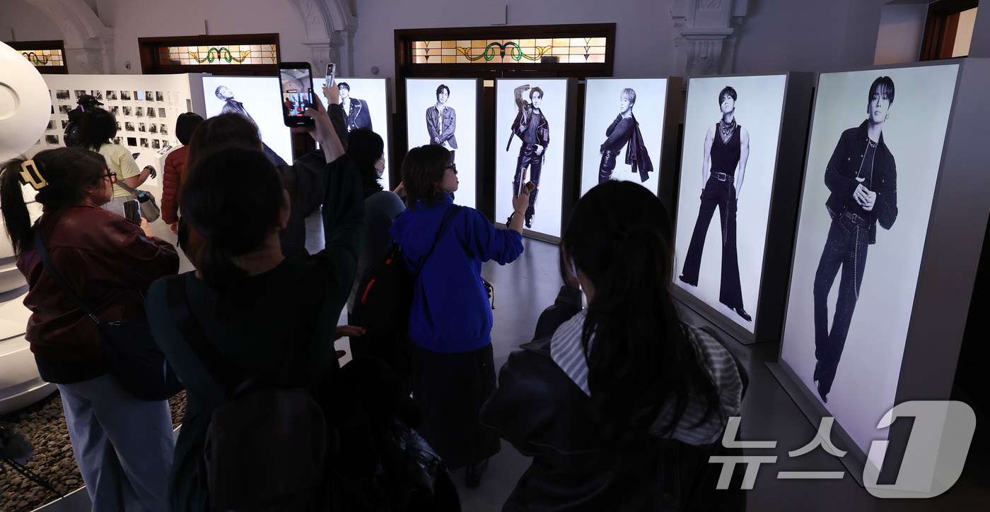 (서울=뉴스1) 박지혜 기자 = 20일 서울 중구 신세계백화점 본점 헤리티지 뮤지엄에 마련된 ‘BTS POP-UP : ARIRANG’에서 외국인 관광객들이 전시를 둘러보고 있다.신 …