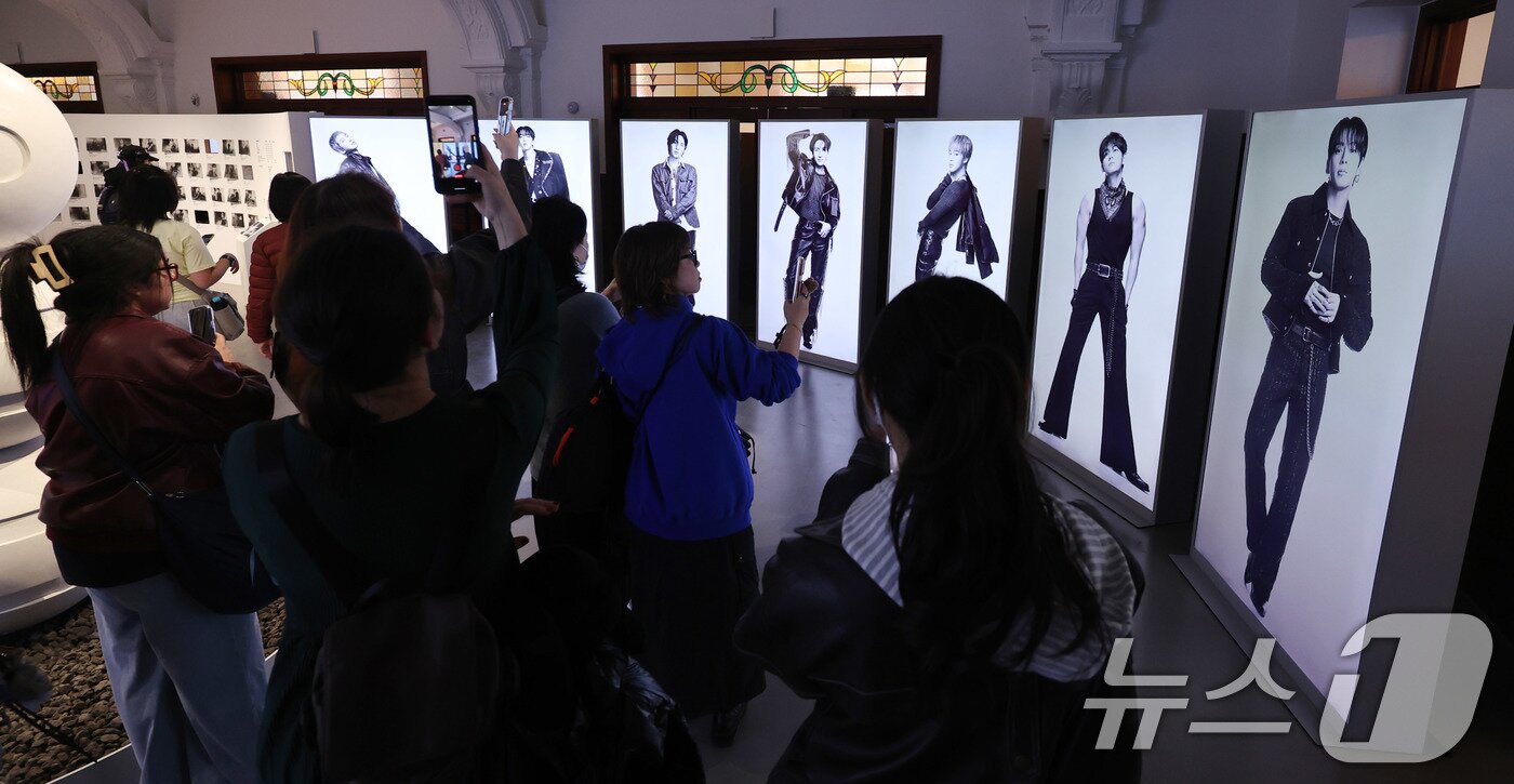 본문 이미지 - 20일 서울 중구 신세계백화점 본점 헤리티지 뮤지엄에 마련된 ‘BTS POP-UP : ARIRANG’에서 외국인 관광객들이 전시를 둘러보고 있다.  2026.3.20 ⓒ 뉴스1 박지혜 기자