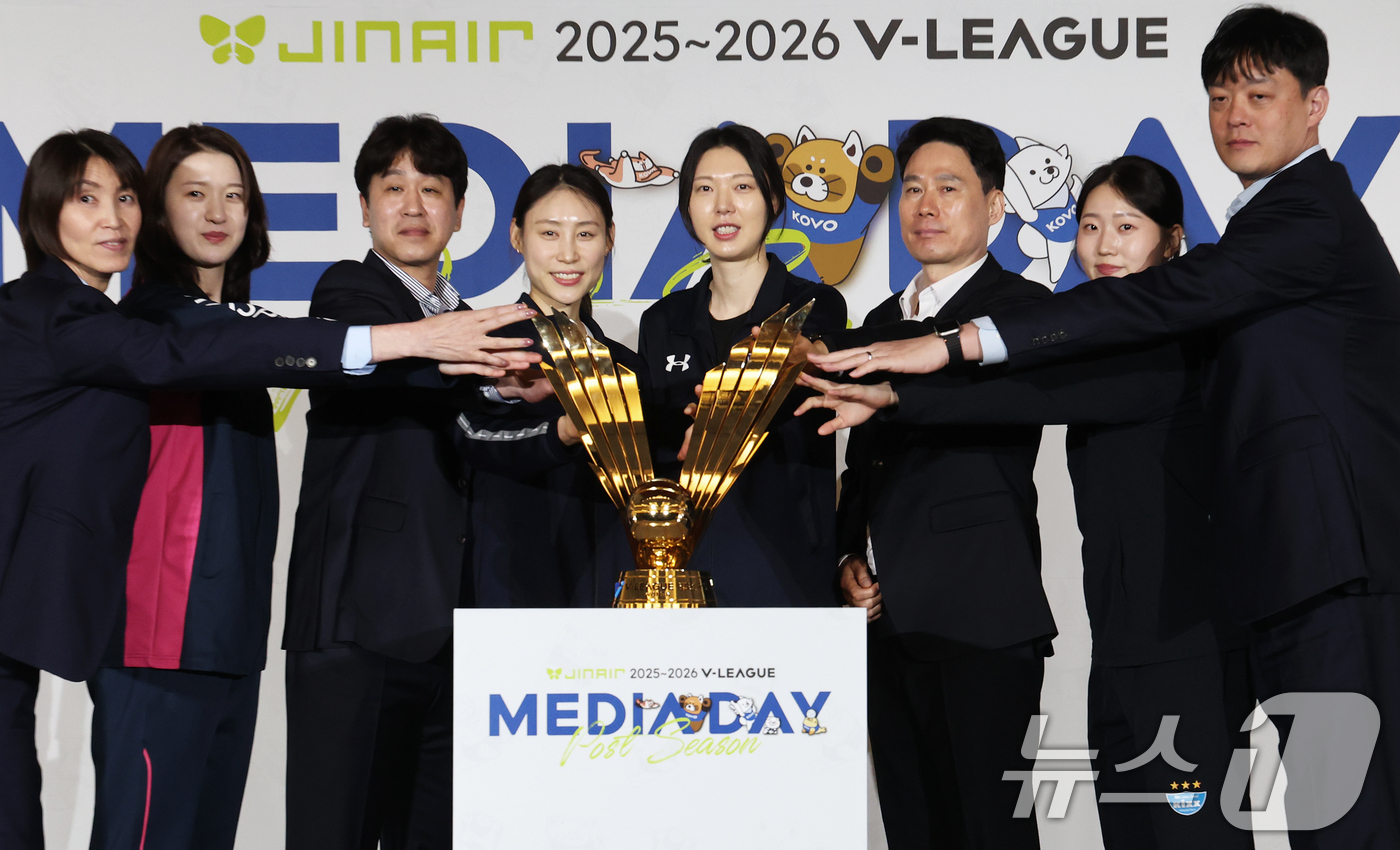(서울=뉴스1) 오대일 기자 = 20일 오후 서울 강남구 호텔리베라청담에서 열린 프로배구 진에어 2025-2026 V리그 포스트시즌 미디어데이에서 여자부 참가팀 감독과 선수들이 우 …