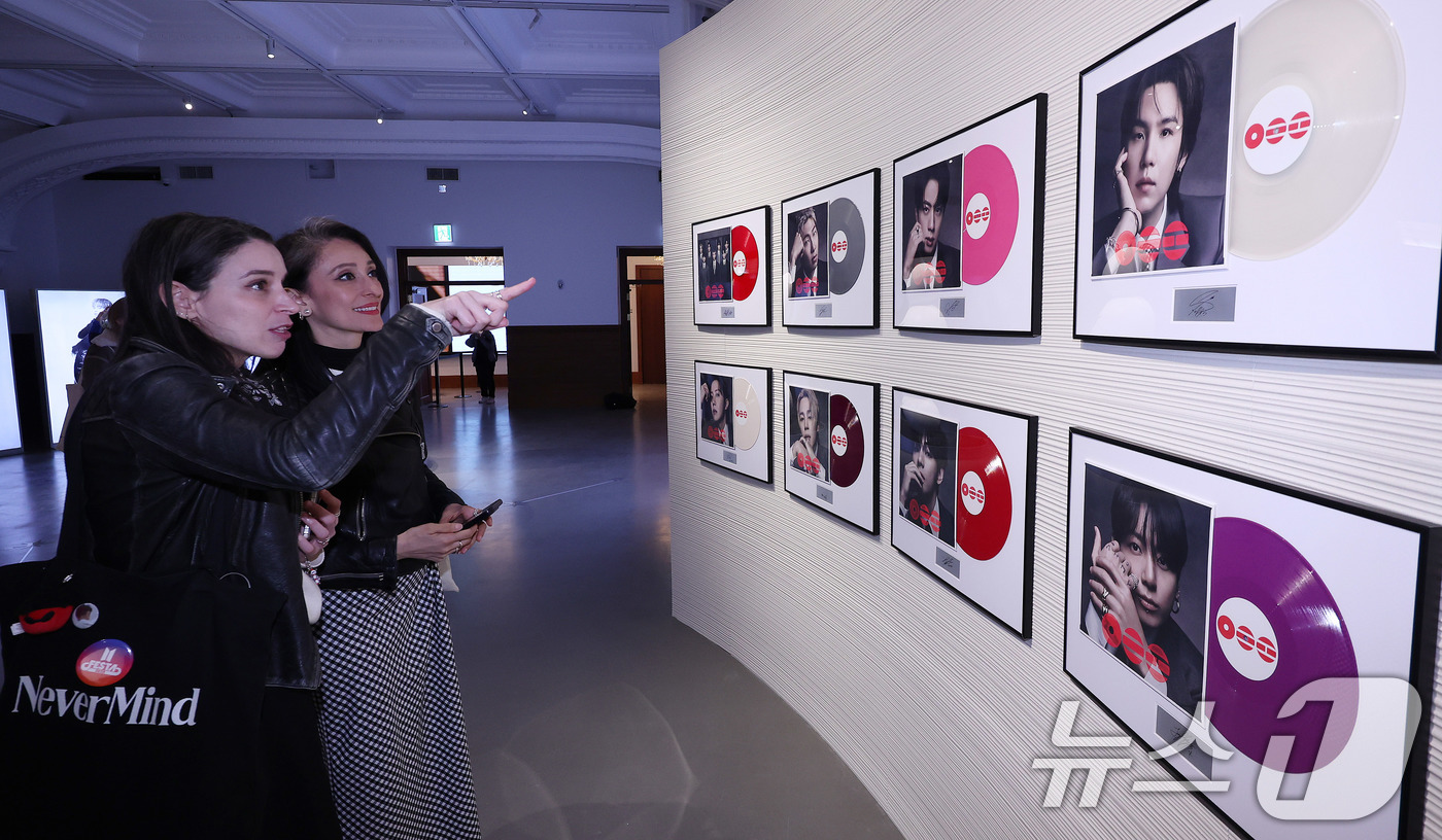 (서울=뉴스1) 박지혜 기자 = 20일 서울 중구 신세계백화점 본점 헤리티지 뮤지엄에 마련된 ‘BTS POP-UP : ARIRANG’에서 외국인 관광객들이 전시를 둘러보고 있다.신 …