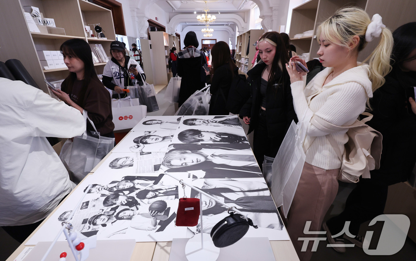 (서울=뉴스1) 박지혜 기자 = 20일 서울 중구 신세계백화점 본점 헤리티지 뮤지엄에 마련된 ‘BTS POP-UP : ARIRANG’에서 아미(ARMY·팬덤명)들이 굿즈를 살펴보고 …