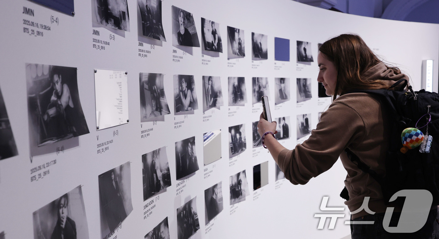 (서울=뉴스1) 박지혜 기자 = 20일 서울 중구 신세계백화점 본점 헤리티지 뮤지엄에 마련된 ‘BTS POP-UP : ARIRANG’에서 아미(ARMY·팬덤명)들이 굿즈를 살펴보고 …