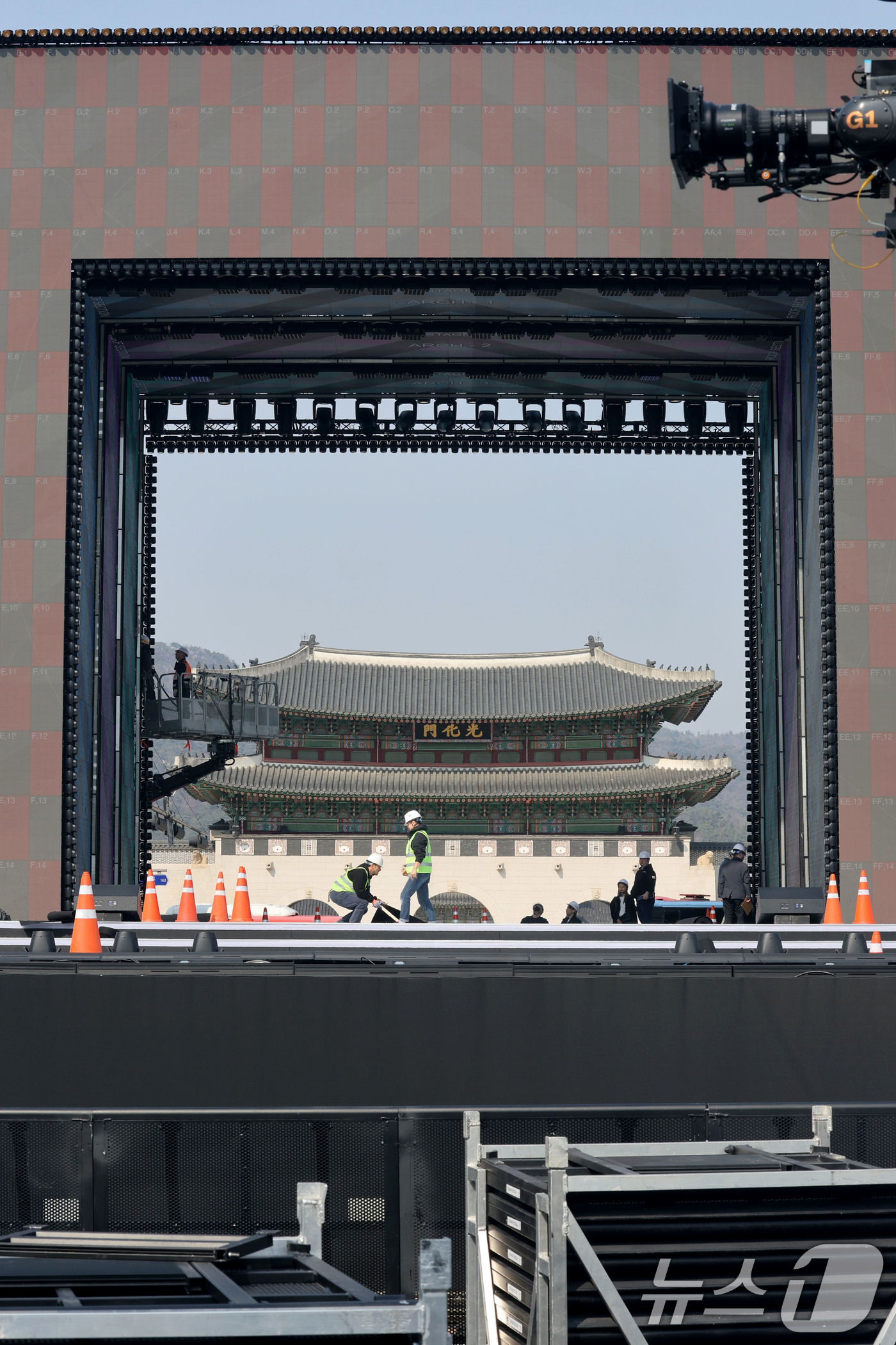 (서울=뉴스1) 이광호 기자 = 방탄소년단(BTS) 완전체 컴백 공연을 하루 앞둔 20일 서울 광화문광장 공연장이 공연 막바지 준비로 분주한 모습을 보이고 있다. 2026.3.20 …