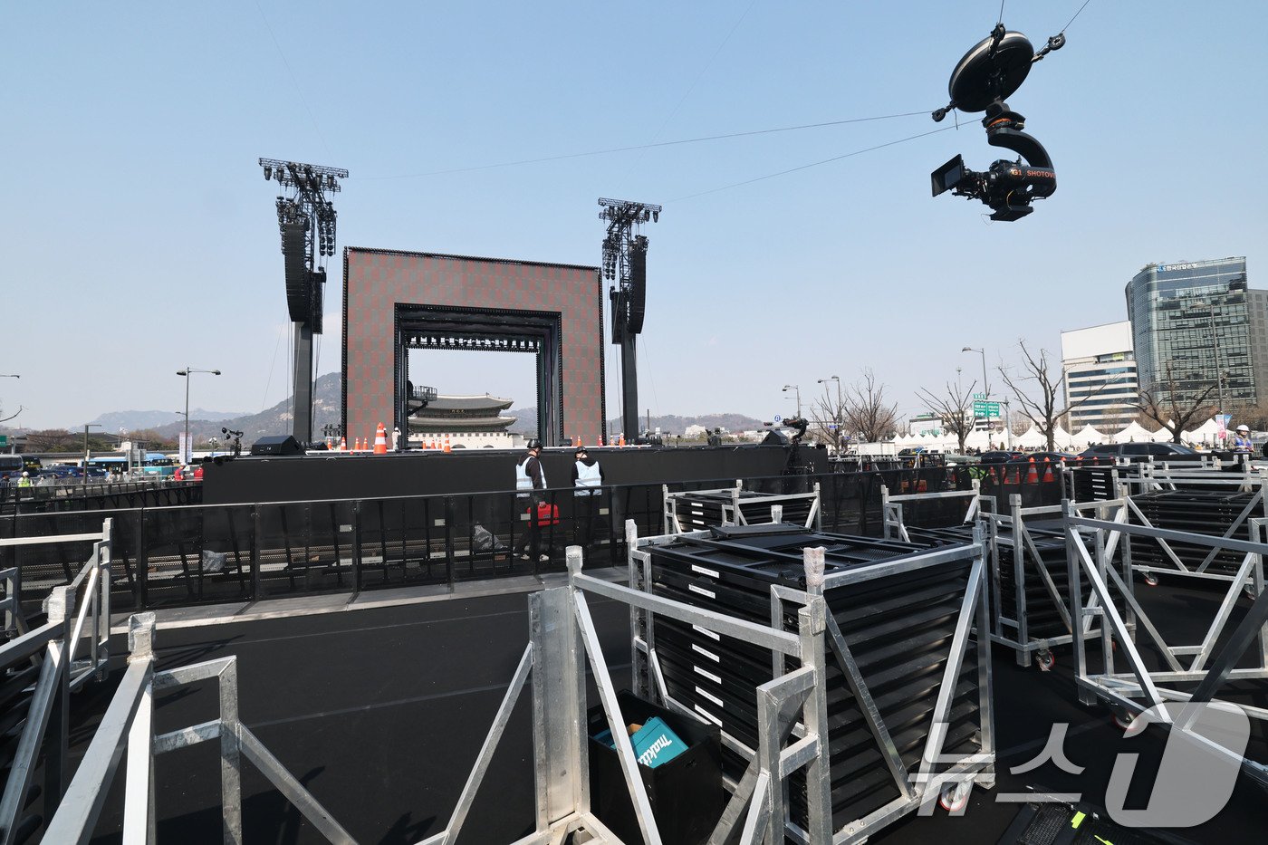 (서울=뉴스1) 이광호 기자 = 방탄소년단(BTS) 완전체 컴백 공연을 하루 앞둔 20일 서울 광화문광장 공연장이 공연 막바지 준비로 분주한 모습을 보이고 있다. 2026.3.20 …