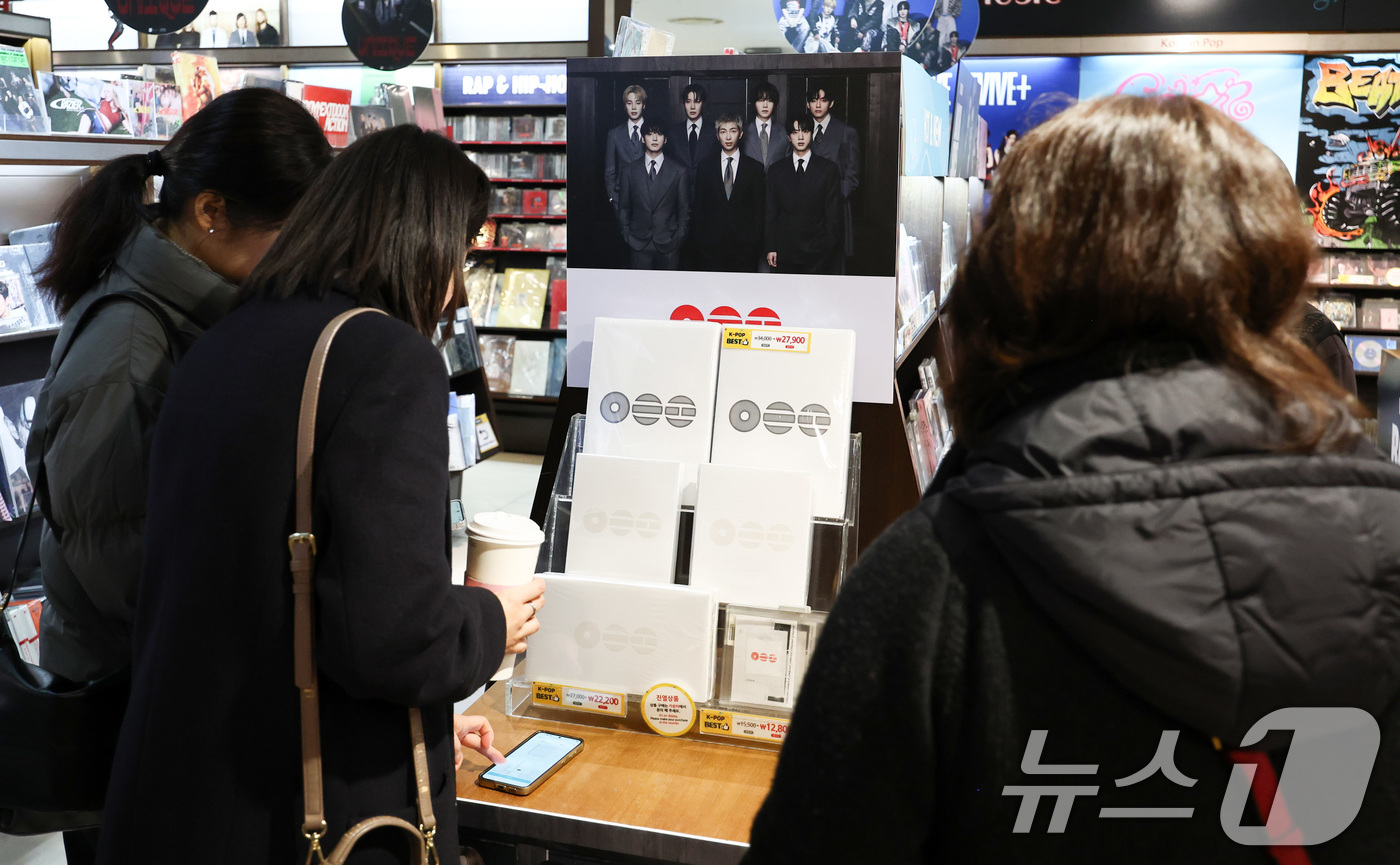 (서울=뉴스1) 최지환 기자 = 20일 서울 종로구 교보문고 광화문점에서 한 시민이 방탄소년단(BTS)의 5집 앨범 '아리랑'(ARIRANG)을 살펴보고 있다. 2026.3.20/ …