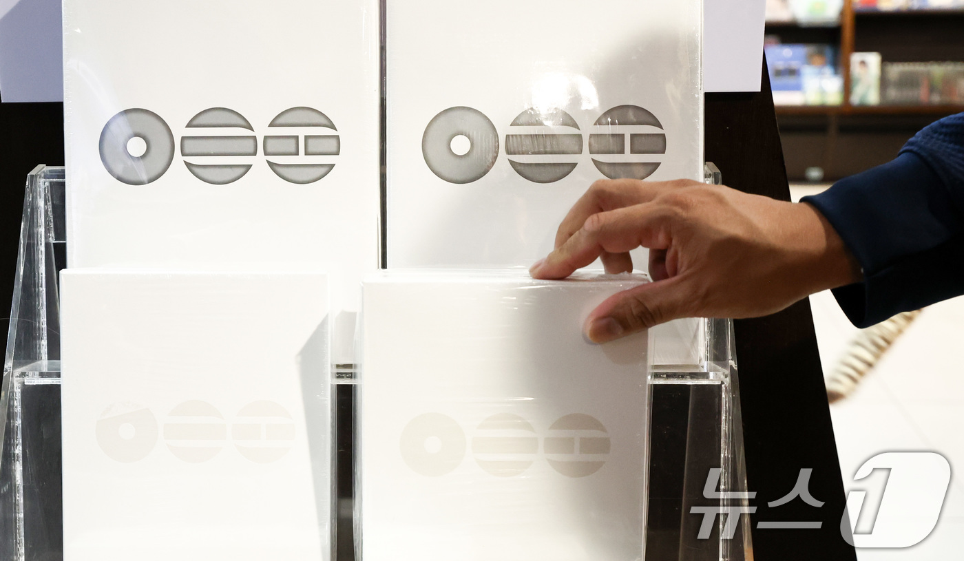 (서울=뉴스1) 최지환 기자 = 20일 서울 종로구 교보문고 광화문점에서 한 시민이 방탄소년단(BTS)의 5집 앨범 '아리랑'(ARIRANG)을 살펴보고 있다. 2026.3.20/ …