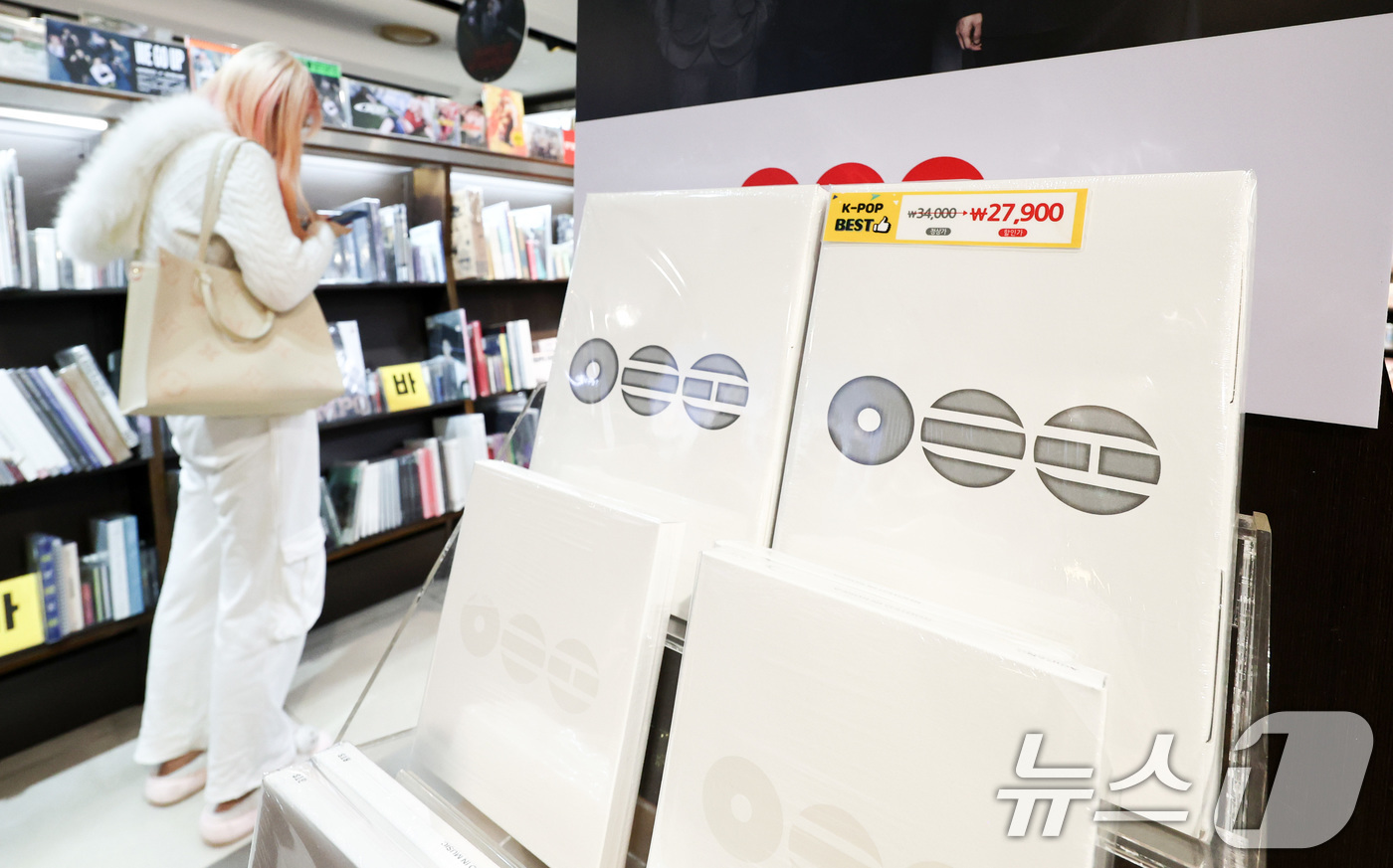 (서울=뉴스1) 최지환 기자 = 20일 서울 종로구 교보문고 광화문점에서 한 시민이 방탄소년단(BTS)의 5집 앨범 '아리랑'(ARIRANG)이 진열되어 있다. 2026.3.20/ …