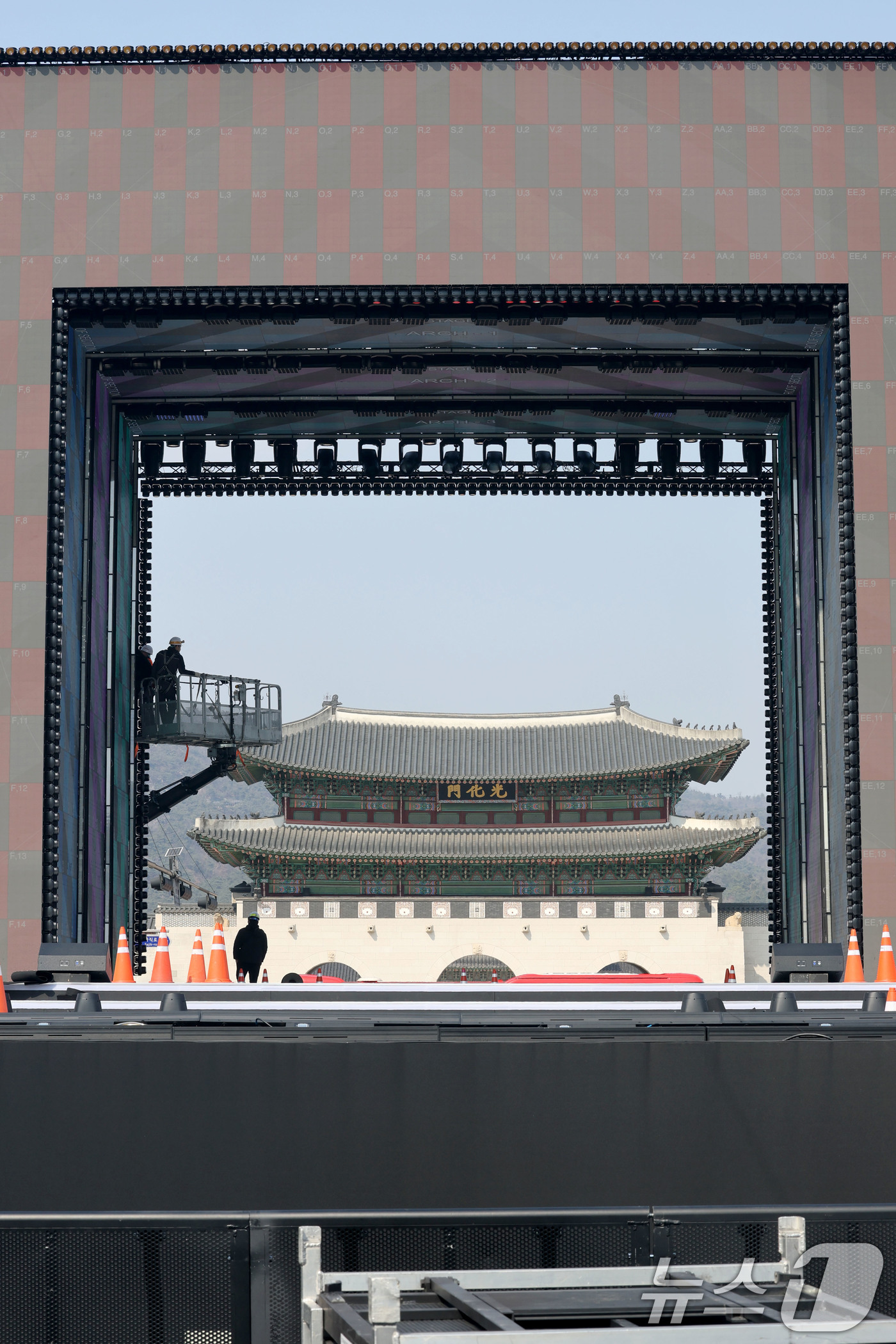 (서울=뉴스1) 이광호 기자 = 방탄소년단(BTS) 완전체 컴백 공연을 하루 앞둔 20일 서울 광화문광장 공연장이 공연 막바지 준비로 분주한 모습을 보이고 있다. 2026.3.20 …