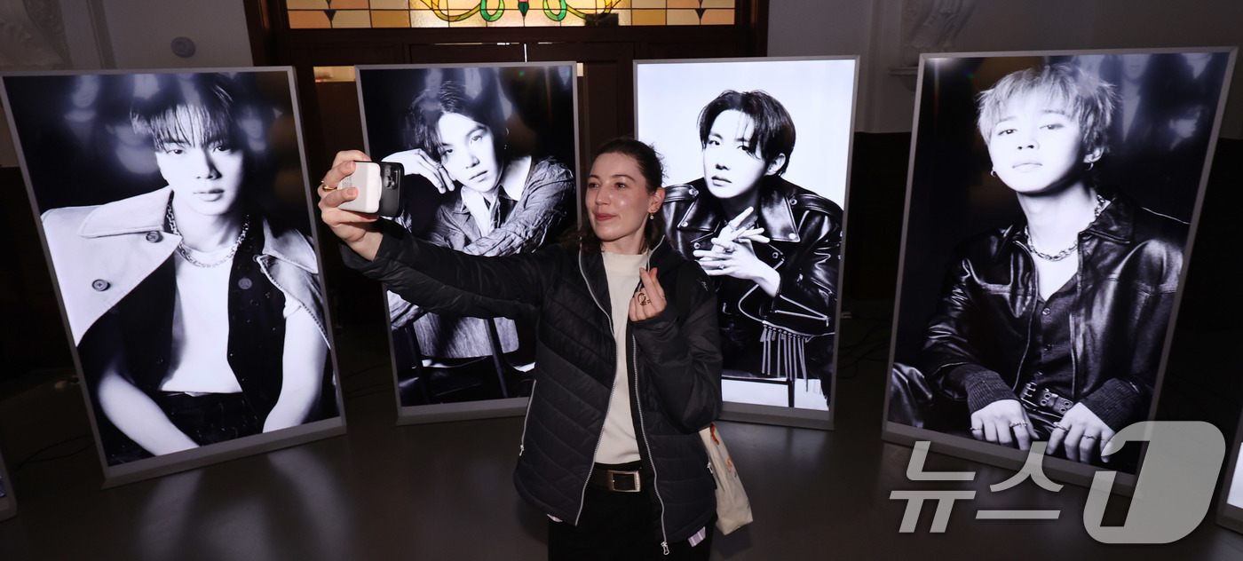 (서울=뉴스1) 박지혜 기자 = 20일 서울 중구 신세계백화점 본점 헤리티지 뮤지엄에 마련된 ‘BTS POP-UP : ARIRANG’에서 아미(ARMY·팬덤명)가 기념 촬영을 하고 …