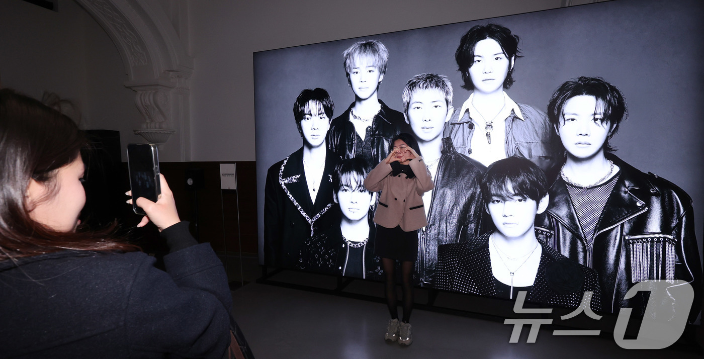 (서울=뉴스1) 박지혜 기자 = 20일 서울 중구 신세계백화점 본점 헤리티지 뮤지엄에 마련된 ‘BTS POP-UP : ARIRANG’에서 아미(ARMY·팬덤명)들이 기념 촬영을 하 …