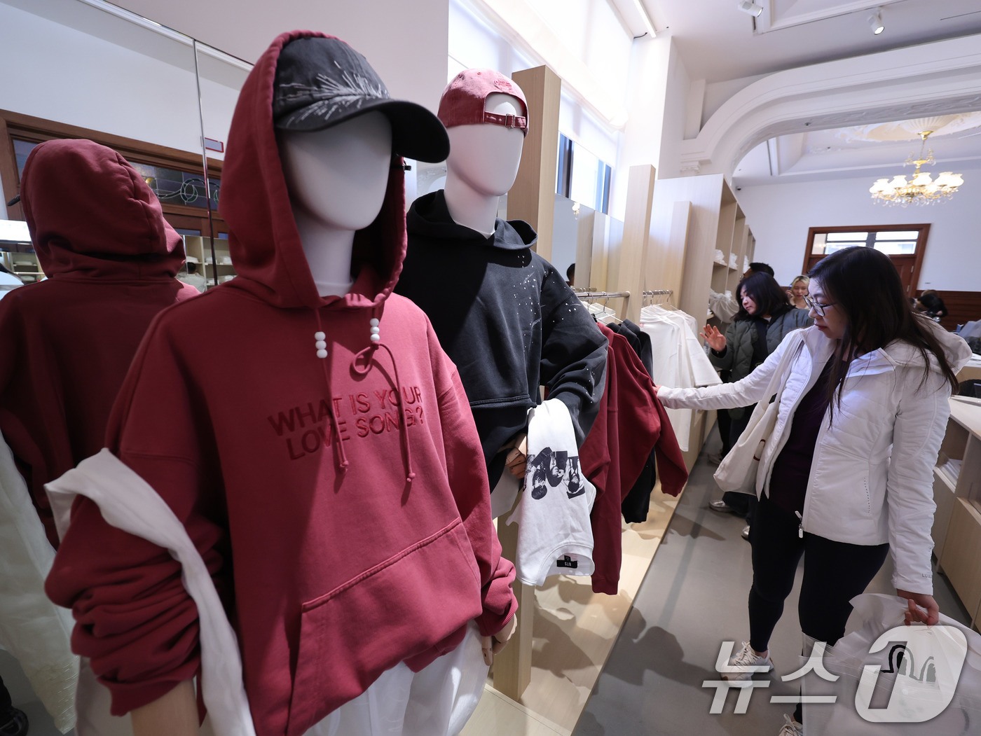 (서울=뉴스1) 박지혜 기자 = 20일 서울 중구 신세계백화점 본점 헤리티지 뮤지엄에 마련된 ‘BTS POP-UP : ARIRANG’에서 아미(ARMY·팬덤명)들이 굿즈를 살펴보고 …